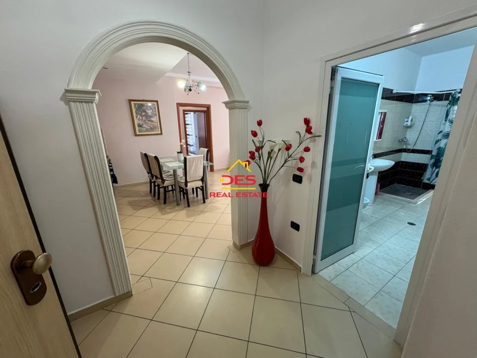 Vlore, jepet me qera apartament 2+1+Ballkon Kati 6, 115 m² 500 € (Rruga Çajupi)