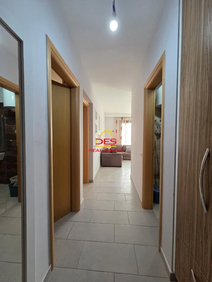 Vlore, jepet me qera apartament 2+1+Ballkon Kati 6, 95 m² 350 € (Rruga Demokracia)