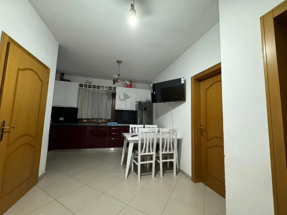 Tirane, jepet me qera apartament 2+1 Kati 3, 110 m² 450 € (Stacioni i Trenit, rruga Petrela)