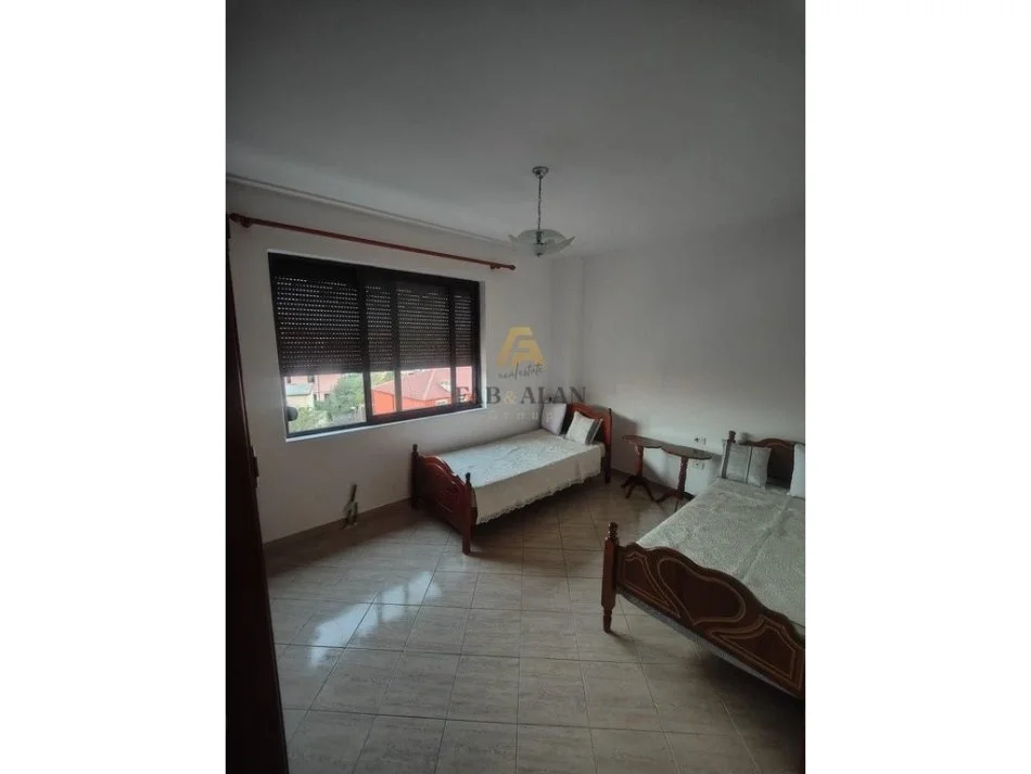 Tirane, jepet me qera apartament 2+1+2 Kati 4, 550 € (Kinostudio)