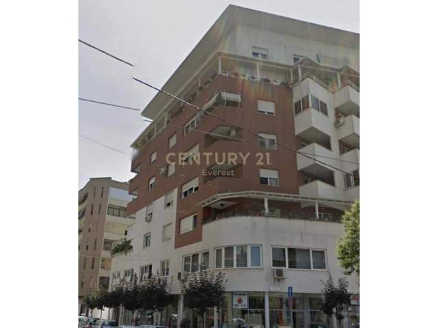 Tirane, jepet me qera apartament 2+1 Kati 3, 120 m² 600 Euro (RRUGA BOGDANEVE,)