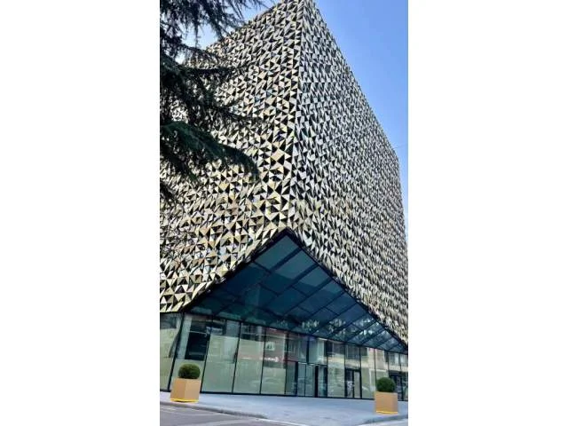 Tirane, shitet ambjent biznesi Kati 4, 100 m²  (Bllok)