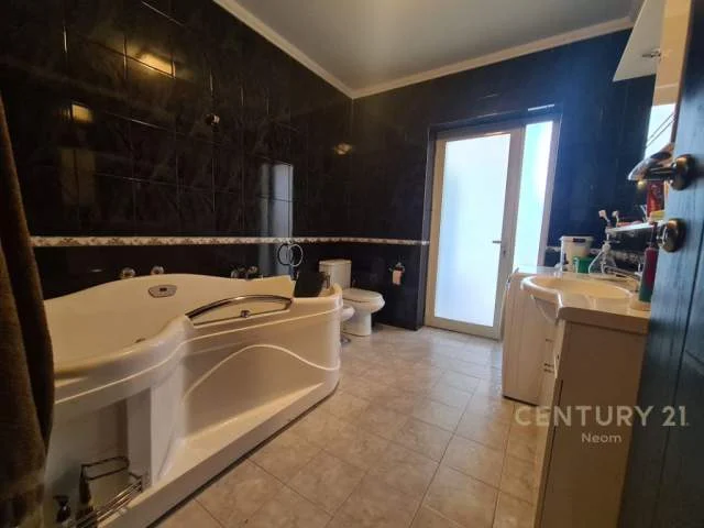 Tirane, shitet Vile 3 Katshe, 504 m² 610.000 Euro (Rruga Naim Frasheri Tirana)