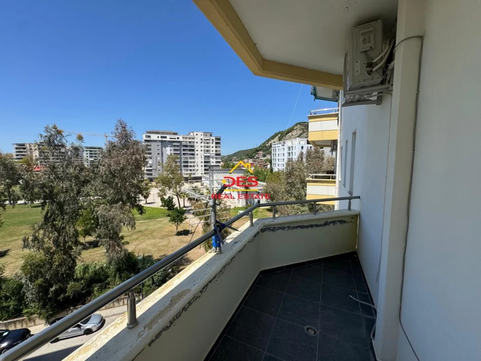 Vlore, jepet me qera apartament 1+1+Ballkon Kati 5, 70 m² 400 € (Rruga Haziz Xhyherri)
