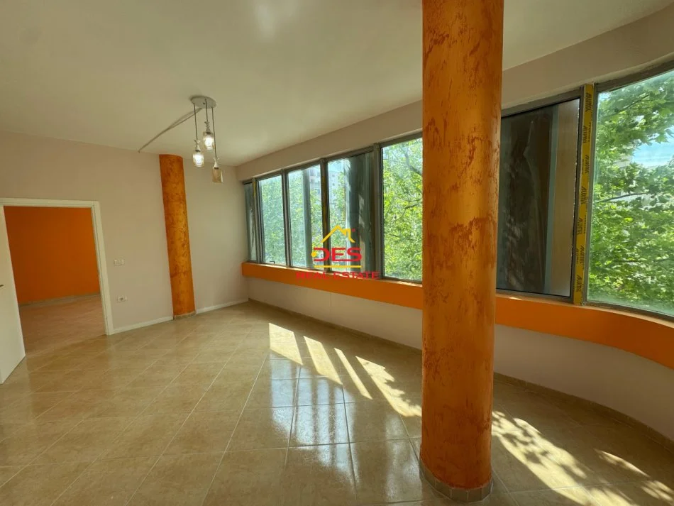 Vlore, jepet me qera ambjent biznesi Kati 2, 89 m² 350 € (Rruga Veledin kollozi)