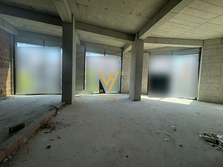 Tirane, jepet me qera zyre Kati 2, 160 m² 2.700 € (RRUGA E BARRIKADAVE)