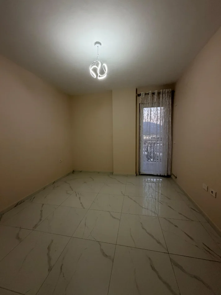 Tirane, jepet me qera apartament 2+1+Ballkon Kati 7, 95 m² 400 € (Apartament 2+1 Per Qera Kamez Bushgjoka Prane Rruges I Mobiluar)