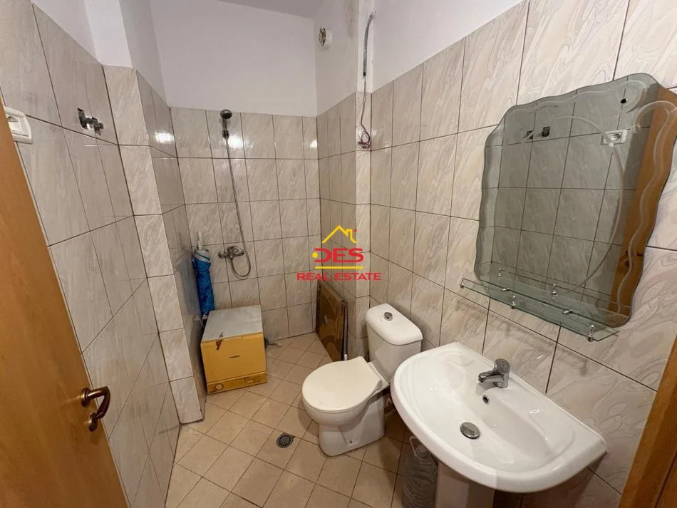 Vlore, jepet me qera apartament 2+1+Ballkon Kati 5, 115 m² 600 € (Rruga Jani Rexha)
