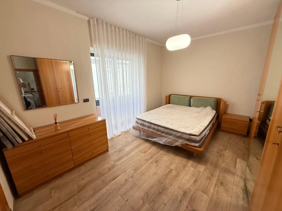 Tirane, jepet me qera apartament 3+1 Kati 3, 120 m² 650 € (Rruga e kavajes)