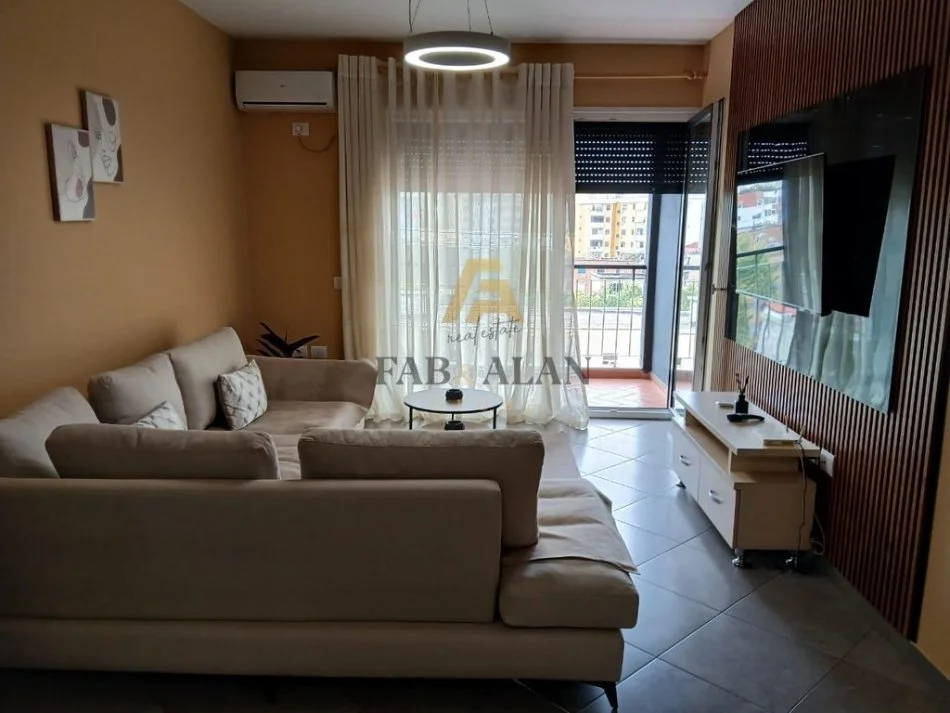 Tirane, jepet me qera apartament 1+1 Kati 5, 600 m² 600 € (Rruga e Burgut prane SPAK)