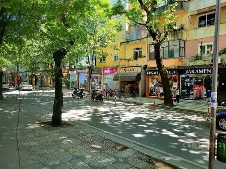 Tirane, jepet me qera ambjent biznesi Kati 0, 620 m² 140.000 € (Bllok)