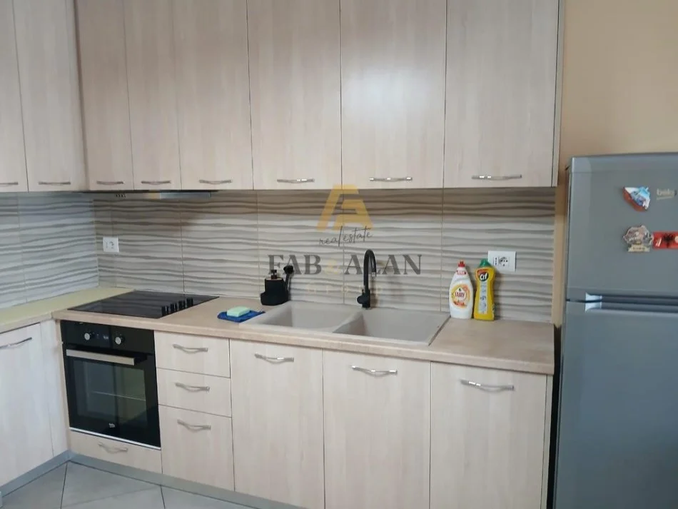 Tirane, jepet me qera apartament 1+1 Kati 5, 600 m² 600 € (Rruga e Burgut prane SPAK)