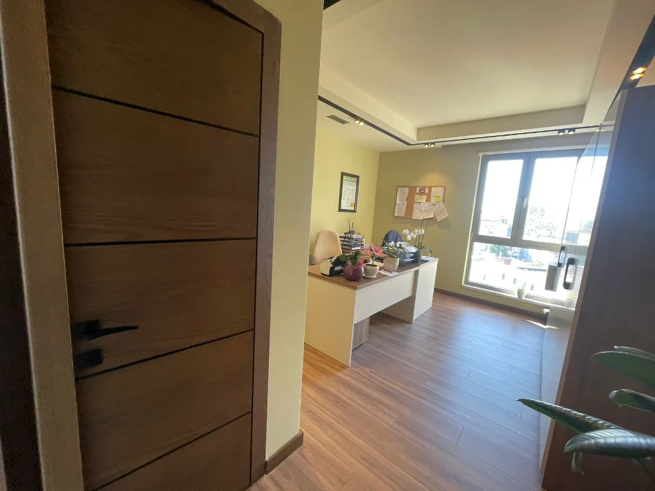 Tirane, jepet me qera zyre Kati 7, 120 m² 1.800 € (rruga e kavajes)