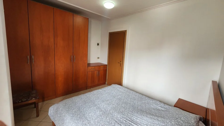 Tirane, jepet me qera apartament 1+1 Kati 6, 60 m² 500 € (Rruga e Barrikadave)