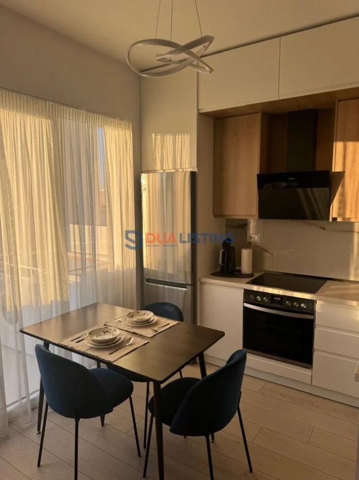 Tirane, jepet me qera apartament 1+1 , 600 € 