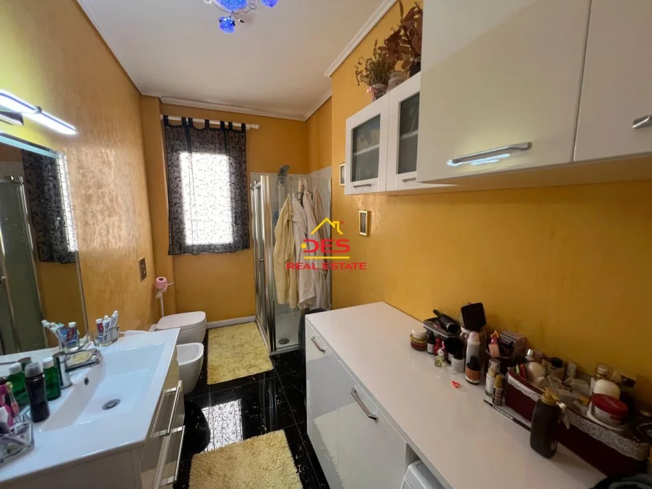 Vlore, shitet apartament 2+1+Ballkon Kati 3, 117 m² (Rruga Azem Sulo)