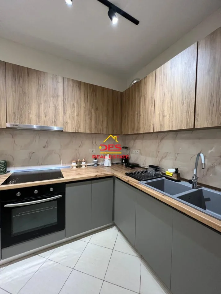 Vlore, jepet me qera apartament 2+1+Ballkon Kati 2, 115 m² 500 € (Rruga Jani Rexha)