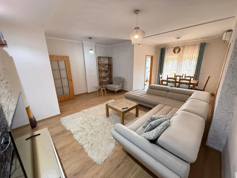 Tirane, jepet me qera apartament 2+1 Kati 7, 110 m² 600 € (Bulevardi bajram curri)