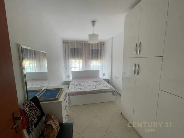 Tirane, jepet me qera apartament 1+1 Kati 3, 92 m² 500 Euro (Pazari i Ri)