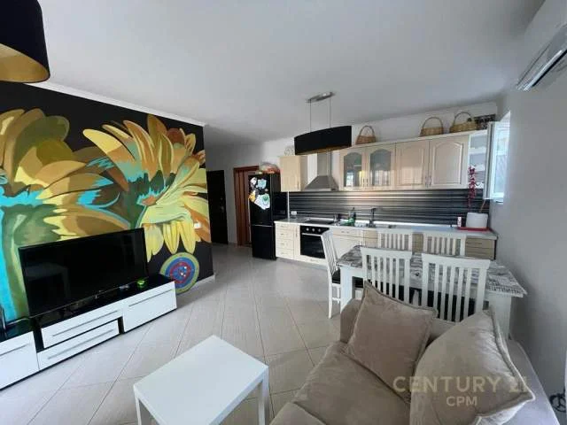 Tirane, jepet me qera apartament 1+1 Kati 3, 92 m² 500 Euro (Pazari i Ri)