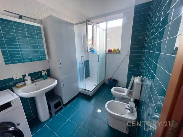 Tirane, jepet me qera apartament 1+1 Kati 3, 92 m² 500 Euro (Pazari i Ri)