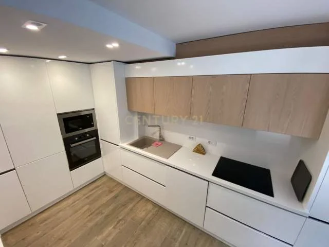 Tirane, jepet me qera Vile 3 Katshe Kati 3, 330 m² 1.900 Euro (TEG Tirana, Albania)