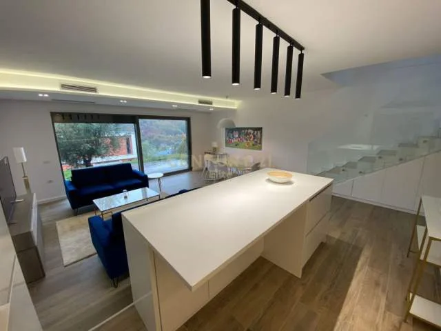 Tirane, jepet me qera Vile 3 Katshe Kati 3, 330 m² 1.900 Euro (TEG Tirana, Albania)