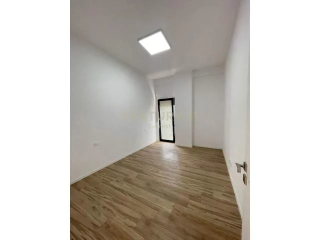 Tirane, jepet me qera apartament 2+1 Kati 3, 111 m² 900 Euro (Bulevardi Zogu i Parë)