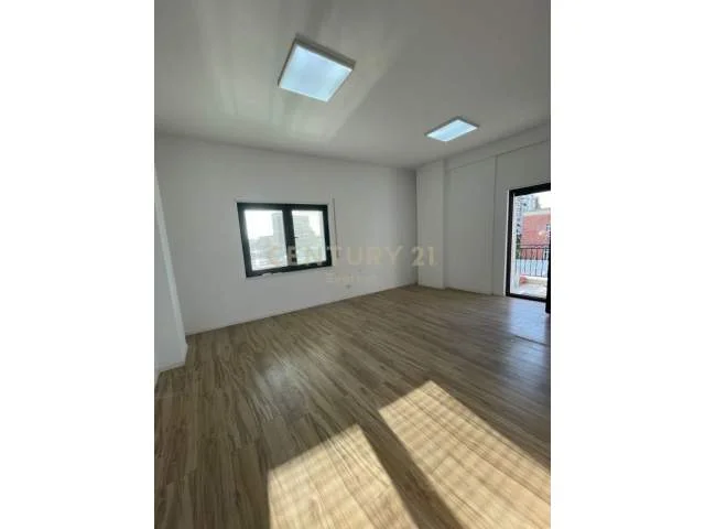 Tirane, jepet me qera apartament 2+1 Kati 3, 111 m² 900 Euro (Bulevardi Zogu i Parë)