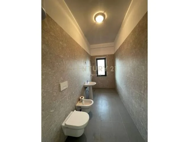 Tirane, jepet me qera apartament 2+1 Kati 3, 111 m² 900 Euro (Bulevardi Zogu i Parë)