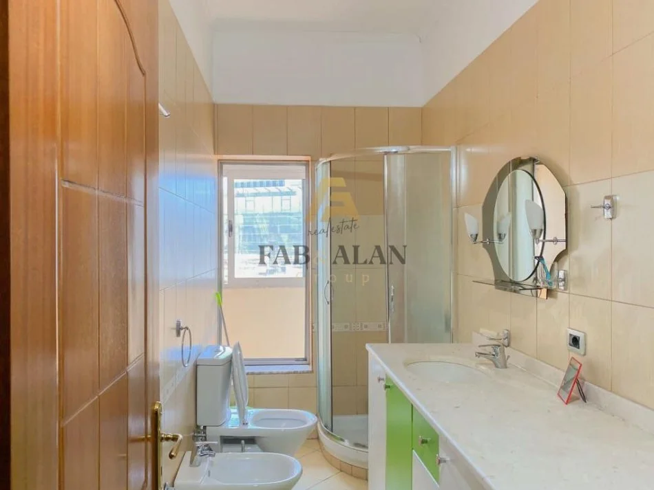 Tirane, jepet me qera apartament 2+1 Kati 4, 110 m² 750 € (Muhamet Gjollesha)