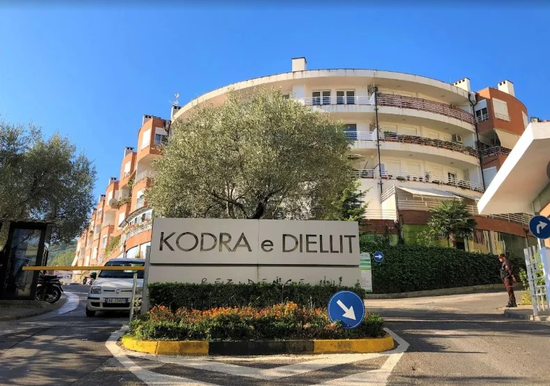 Tirane, jepet me qera apartament 2+1+Ballkon Kati 4, 90 m² 550 € (Kodra e Diellit)