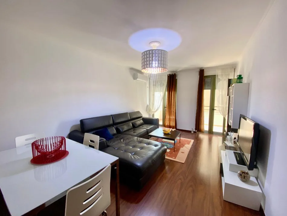 Tirane, jepet me qera apartament 2+1+Aneks+Ballkon Kati 9, 100 m² 800 € (komuna parisit)