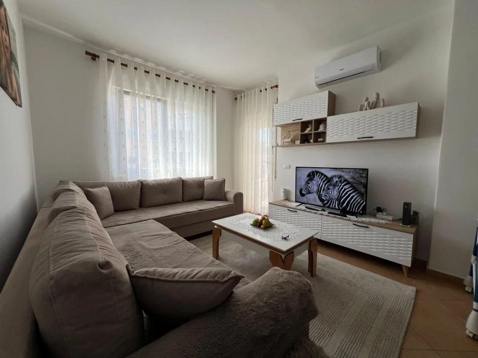 Tirane, jepet me qera apartament 2+1+Ballkon Kati 4, 75 m² 400 € (Fresku)