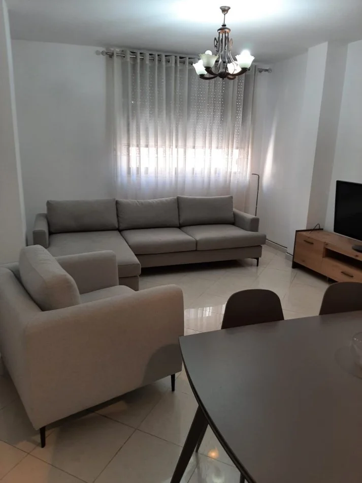Tirane, jepet me qera apartament 1+1+Ballkon Kati 7, 80 m² 500 € (Rruga e elbasanit)