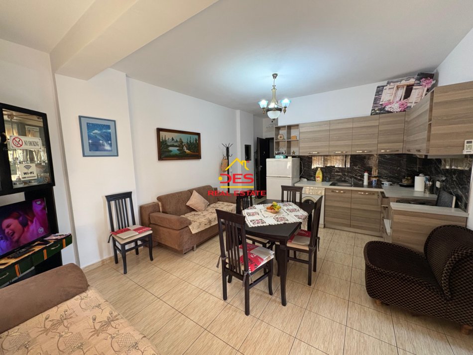 Vlore, jepet me qera apartament 1+1+Ballkon Kati 5, 70 m² 450 € (Rruga Dhimitër Konomi)