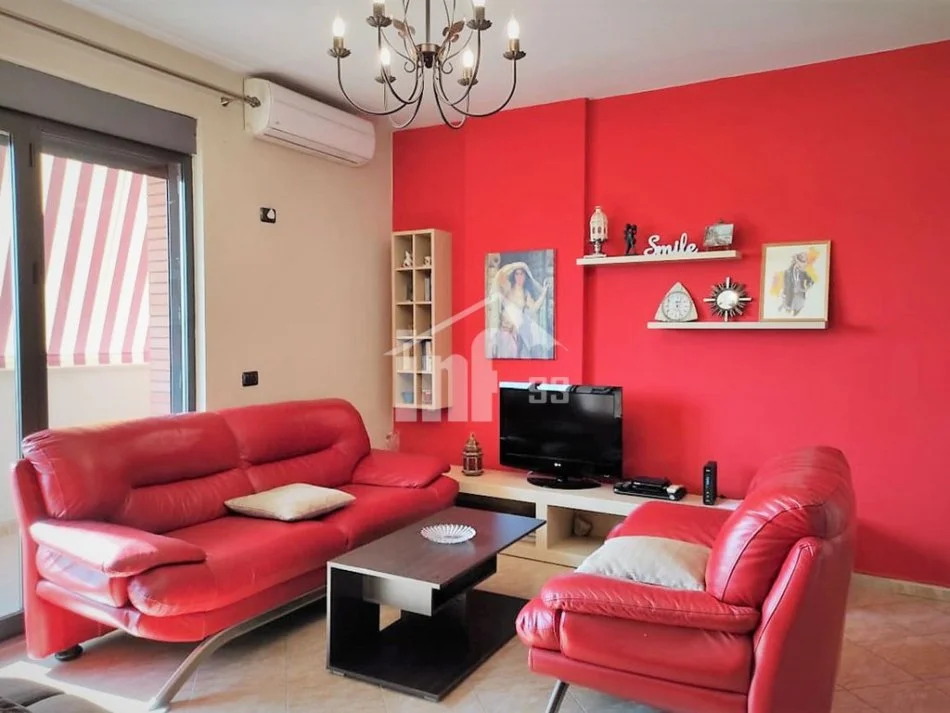 Tirane, jepet me qera apartament 2+1+Ballkon Kati 9, 110 m² 700 € (PRANE QENDRES)