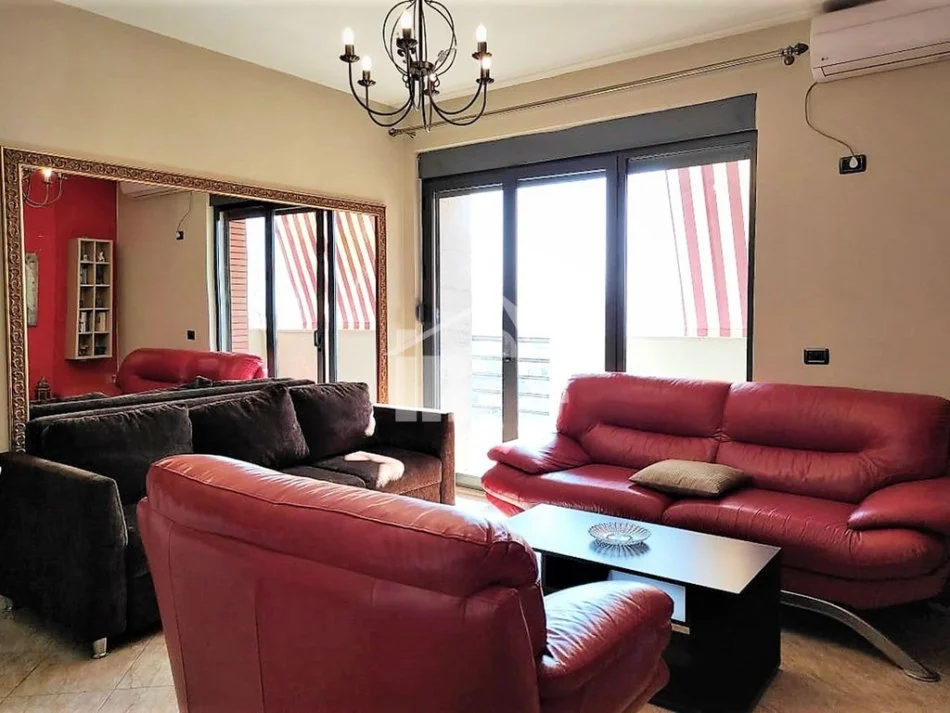 Tirane, jepet me qera apartament 2+1+Ballkon Kati 9, 110 m² 700 € (PRANE QENDRES)