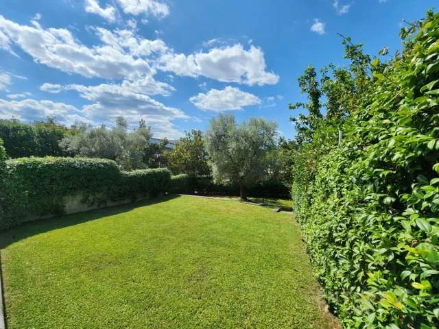 Tirane, jepet me qera Vile 2 Katshe Kati 2, 433 m² 2.800 Euro (Teg)