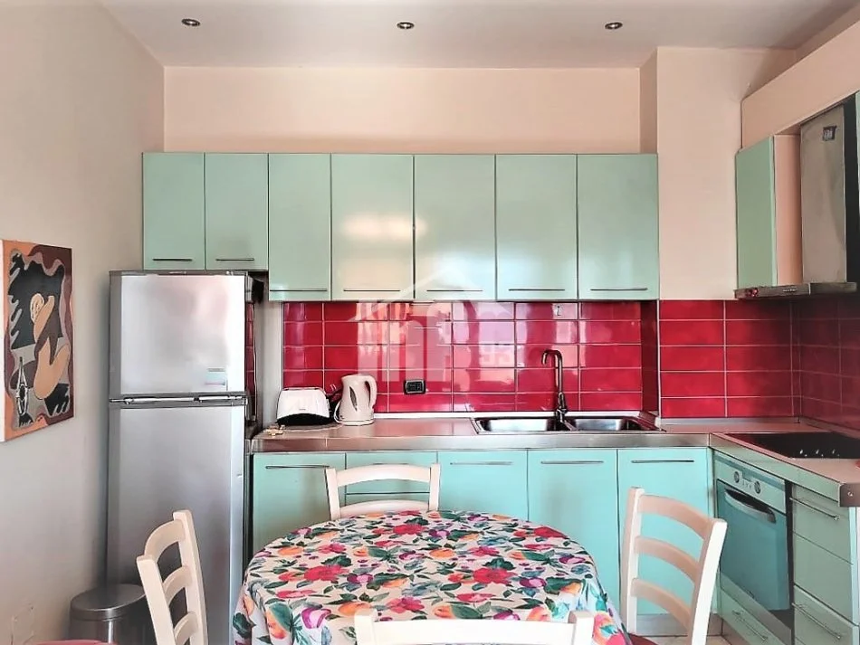 Tirane, jepet me qera apartament 2+1+Ballkon Kati 9, 110 m² 700 € (PRANE QENDRES)