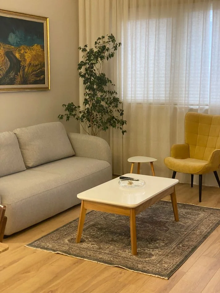 Tirane, jepet me qera apartament 2+1+Ballkon Kati 7, 85 m² 800 € 