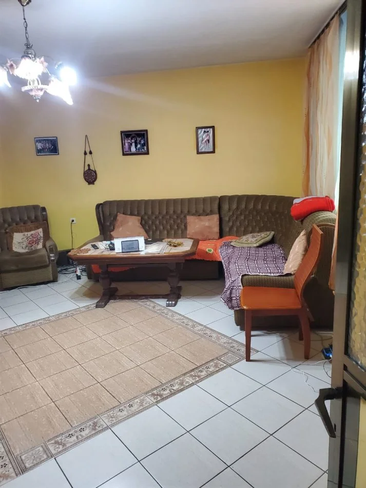 Tirane, jepet me qera apartament 2+1 Kati 2, 100 m² 500 € (Rruga)