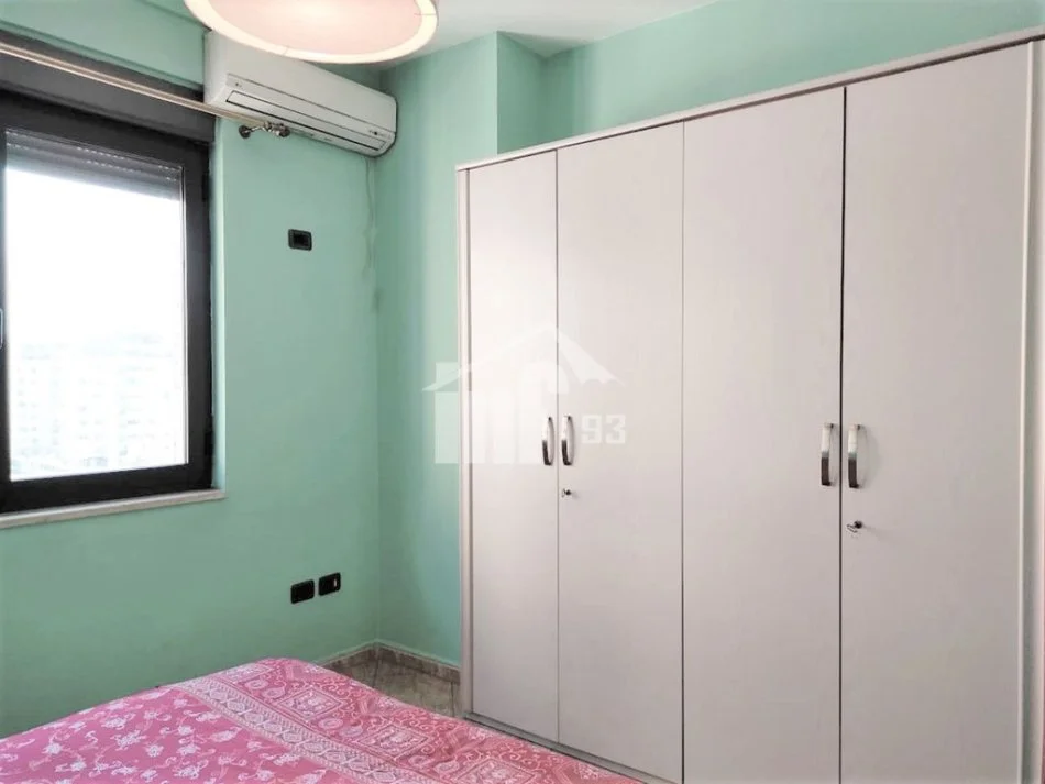 Tirane, jepet me qera apartament 2+1+Ballkon Kati 9, 110 m² 700 € (PRANE QENDRES)