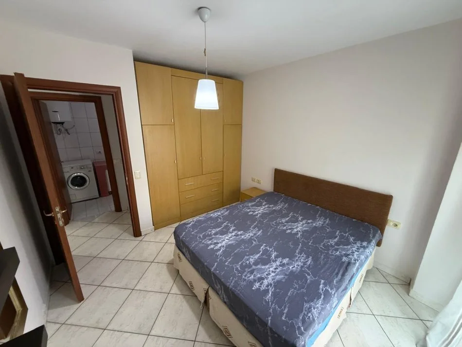 Tirane, jepet me qera apartament 2+1 Kati 3, 95 m² 550 € (rruga hasan alla)