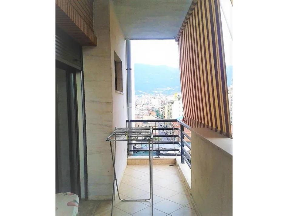 Tirane, jepet me qera apartament 2+1+Ballkon Kati 9, 110 m² 700 € (PRANE QENDRES)