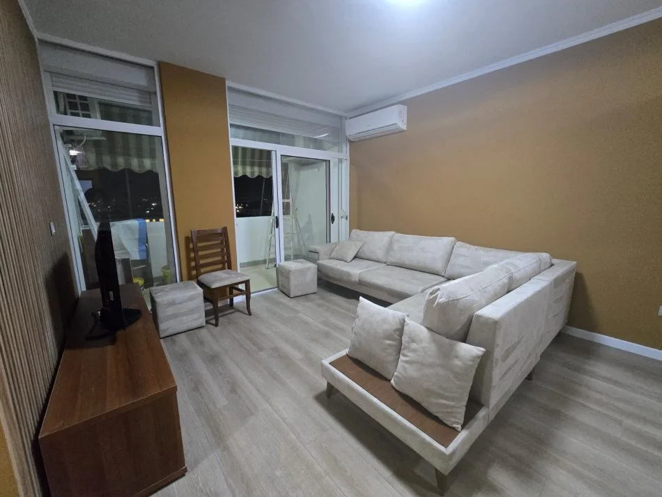Tirane, jepet me qera apartament 2+1+Ballkon Kati 10, 95 m² 700 € (Komuna e Parisit)
