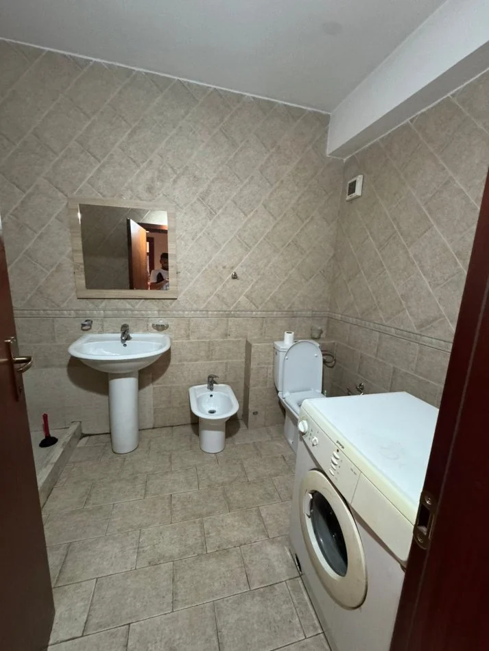Tirane, jepet me qera apartament 2+1+2+Ballkon Kati 7, 125 m² 500 € (Komuna Parisit)
