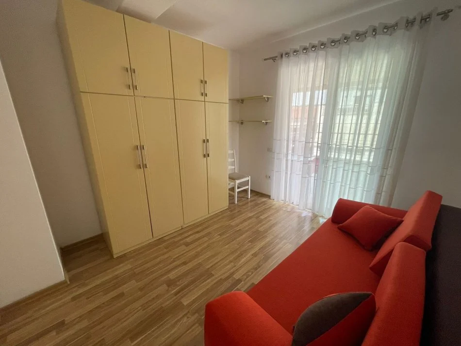 Tirane, jepet me qera apartament 3+1+Ballkon Kati 6, 150 m² 1.100 € (RRUGA PETI - KOPSHTI ZOOLOGJIK)