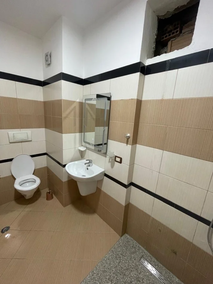 Tirane, jepet me qera apartament 3+1 Kati 2, 133 m² 450 € (Fresk)