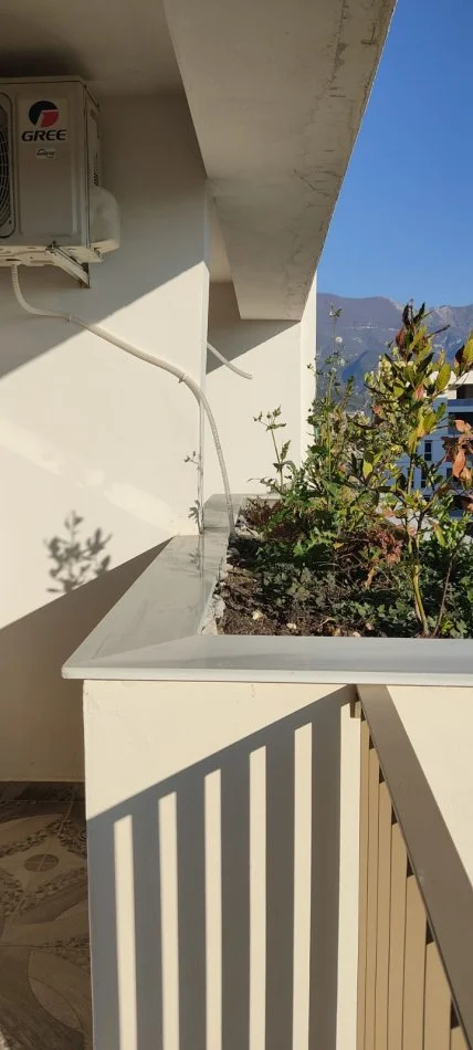 Tirane, jepet me qera apartament 2+1+Ballkon Kati 4, 120 m² 500 € (rruga 5 Maj)